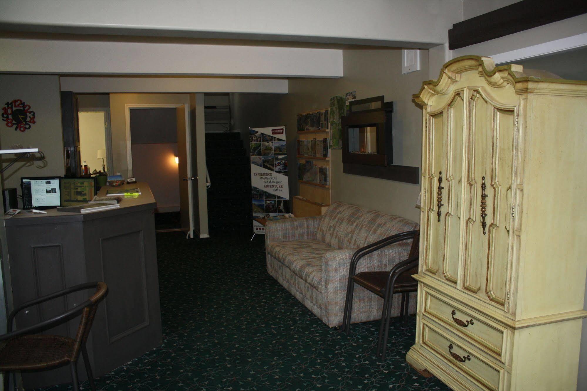 Monashee Lodge Ревелсток Экстерьер фото
