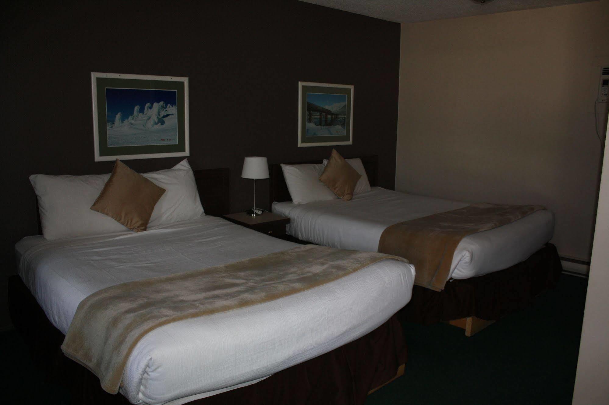 Monashee Lodge Ревелсток Экстерьер фото
