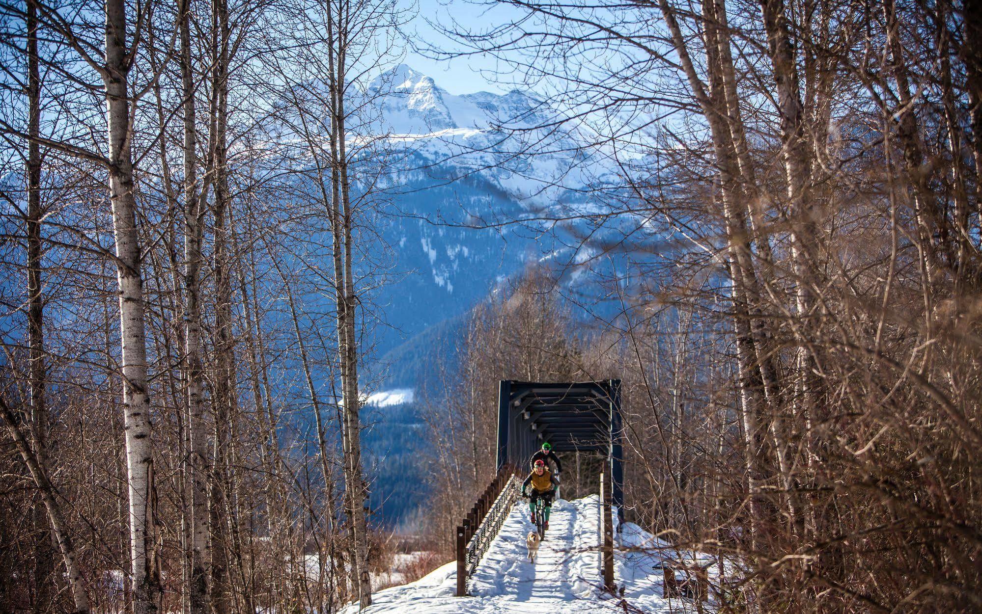 Monashee Lodge Ревелсток Экстерьер фото